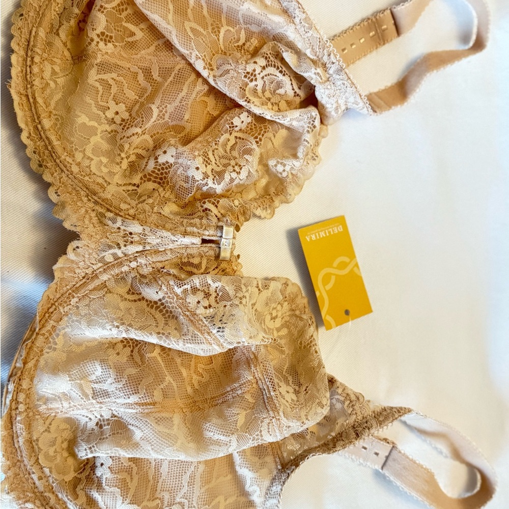 Elegant Beige Lace Underwire Bra with Adjustable Straps